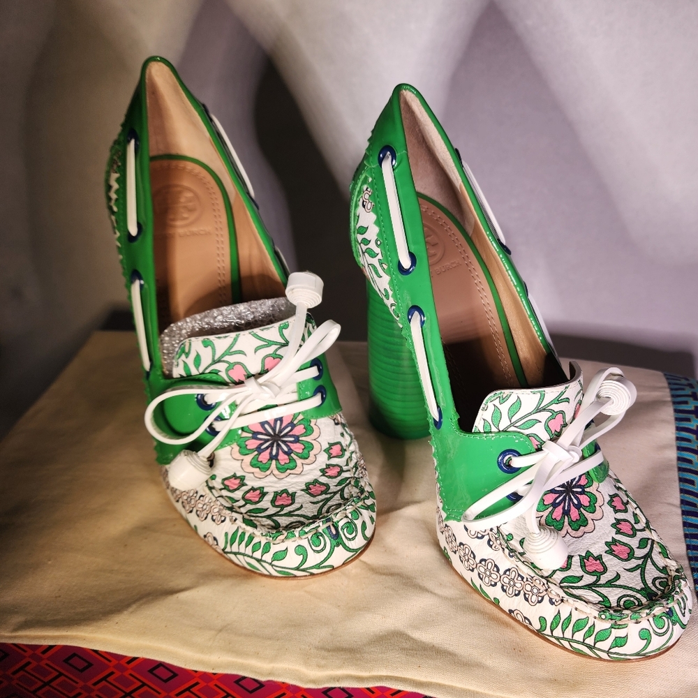 Tory Burch Green and White Floral Lace-Up Heeled Pumps